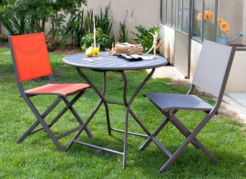 Une touche de couleur sur vos chaises égayera votre jardin !